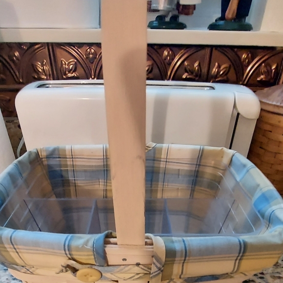 Longaberger White-Washed Spring Basket w/Liner & Protector - Picture 2 of 4